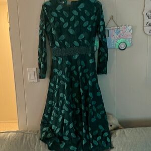 Gorgeous Emerald green leaf lace midi dress